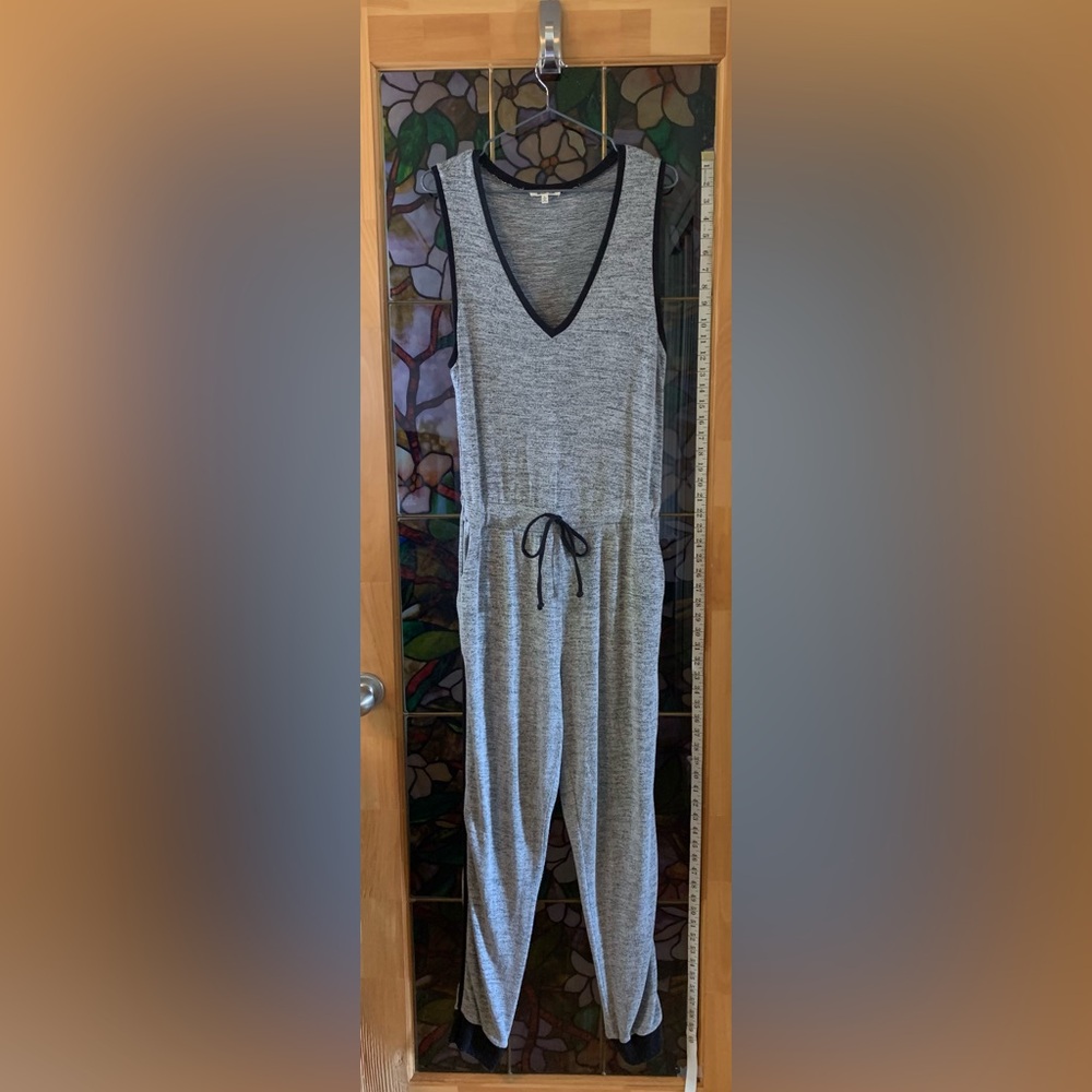 Women’s large grey jumper with pockets.